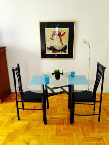 uma mesa de jantar e duas cadeiras e uma mesa e um quadro em Stylish Montreal Apartment: Comfortable Stay in the Golden Square Mile em Montreal