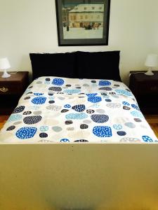 uma cama com um edredão azul e branco em Stylish Montreal Apartment: Comfortable Stay in the Golden Square Mile em Montreal