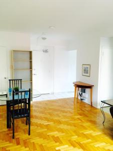 uma sala de estar com uma mesa e um piso de madeira em Stylish Montreal Apartment: Comfortable Stay in the Golden Square Mile em Montreal