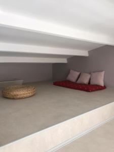 una camera con due letti sotto un soppalco di Le nid sur la mer a Deauville
