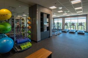 een sportschool met veel fitnessapparatuur erin bij Fairfield Inn & Suites by Marriott Provo Orem in Orem