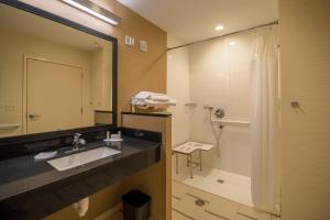 Koupelna v ubytování Fairfield Inn & Suites by Marriott Provo Orem