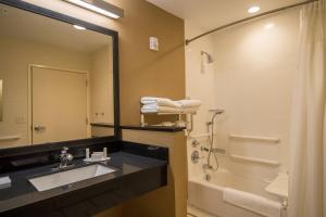 Koupelna v ubytování Fairfield Inn & Suites by Marriott Provo Orem
