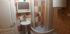 Un baño de Rosso Apartments