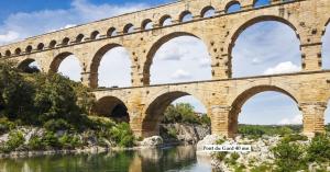 uma ponte sobre um rio com muitos arcos em Agréable studio près de st Rémy de Provence em Eyragues