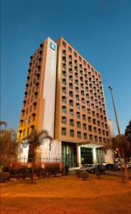 a large building with a sign on the side of it at Lindo Flat 10° andar aconchegante em Brasilia in Brasilia