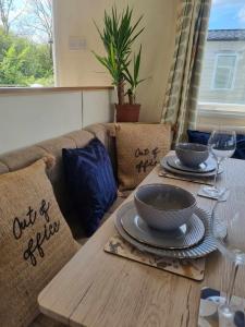una mesa con dos tazones en la parte superior de un sofá en Eden Breaks, Mallard Lake, en Cirencester