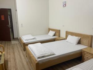 - une chambre avec 2 lits dans l'établissement HOTEL HOÀNG GIA, à Lai Châu