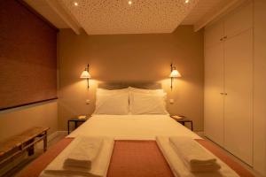 ein Schlafzimmer mit einem großen Bett mit zwei Kissen in der Unterkunft Casa Poesia - Santar in Santar