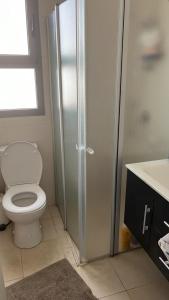 Vonios kambarys apgyvendinimo įstaigoje מורדות עין כרם