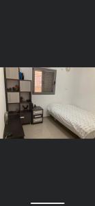 1 dormitorio con cama y ventana en מורדות עין כרם en ‘En Kerem