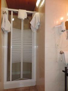 ein Bad mit einer Dusche und einer Glastür in der Unterkunft Cal Sandic in Aransá