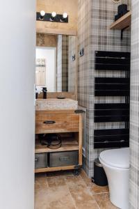 La salle de bains est pourvue d'un lavabo et de toilettes. dans l'établissement Studio design rénové/ Berges du Rhone, à Lyon