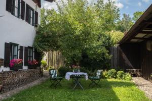 uma mesa e cadeiras no quintal de uma casa em Bel Etage - Historisches Refugium in der Altstadt von Ebersberg em Ebersberg