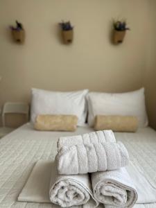 - 2 serviettes sur un lit dans une chambre dans l'établissement Stergios_Apartments 01, à Kozani