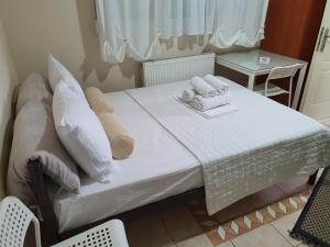 una camera da letto con un letto e asciugamani di Stergios_Apartments 01 a Kozani