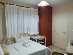 una piccola camera con letto e finestra di Stergios_Apartments 01 a Kozani