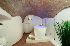 La salle de bains est pourvue d'une baignoire et d'un plafond. dans l'établissement Medieval flat with whirlpool bath, à Pérouse
