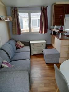 Kuchyň nebo kuchyňský kout v ubytování Stacaravan met eigen terras en tuin 6personen