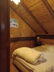 Ein Bett oder Betten in einem Zimmer der Unterkunft Chalet les Chardons
