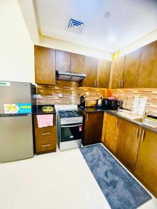 Kuchyň nebo kuchyňský kout v ubytování Luxurious living in Jumeirah Village Circle, Dubai