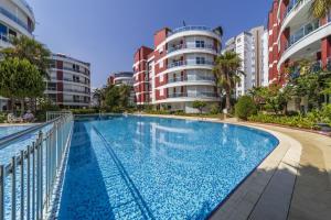 een zwembad voor sommige appartementsgebouwen bij Flat with Pool Balcony 7 min to Konyaalti Beach in Antalya