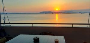 プレベザにあるOikia Preveza seaviewの船のデッキから夕日を望めます。