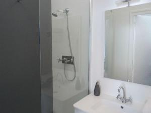 uma casa de banho com um chuveiro com um lavatório e um chuveiro em Magny en Vexin : Maison meublée em Magny-en-Vexin