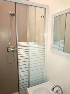 uma casa de banho com um chuveiro e um lavatório. em Magny en Vexin : Maison meublée em Magny-en-Vexin