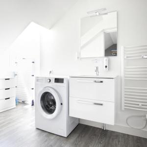 a white laundry room with a washer and dryer at Vue sur mer - Stationnement facile & gratuit - Calme & cosy in Cherbourg en Cotentin