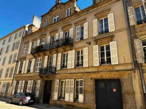 a building with a car parked in front of it at Belle Isle - Grand appart - 6 Places - T3 - 72m2 in Metz