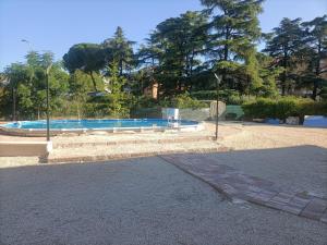 una piscina en medio de un parque en Villa del Parco, en Perugia