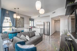 un soggiorno con divano e cucina di Luxury 2BR with Nice View - Next King David Hotel a Gerusalemme