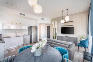 una cucina e un soggiorno con un tavolo e un divano di Luxury 2BR with Nice View - Next King David Hotel a Gerusalemme