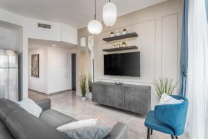 TV o dispositivi per l'intrattenimento presso Luxury 2BR with Nice View - Next King David Hotel