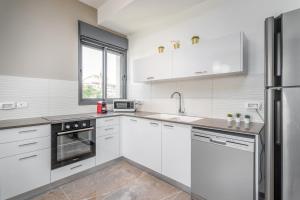 Cucina o angolo cottura di Luxury 2BR with Nice View - Next King David Hotel