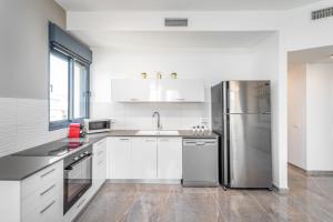 Cucina o angolo cottura di Luxury 2BR with Nice View - Next King David Hotel
