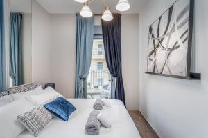 1 dormitorio con cama blanca y cortinas azules en Luxury 2BR with Nice View - Next King David Hotel en Jerusalén