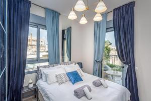 una camera da letto con un grande letto con tende blu di Luxury 2BR with Nice View - Next King David Hotel a Gerusalemme