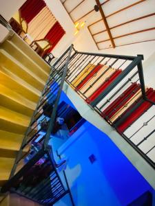 un conjunto de escaleras en una casa con suelo azul en SAKURA Guest House Tourist only, en Wariyapola