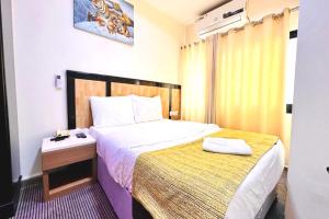 Voodi või voodid majutusasutuse Sharjah Plaza Hotel toas