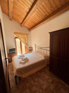 een slaapkamer met een bed en een groot raam bij Appartamento in centro Modica in Modica