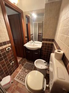 een badkamer met een toilet en een wastafel bij Appartamento in centro Modica in Modica