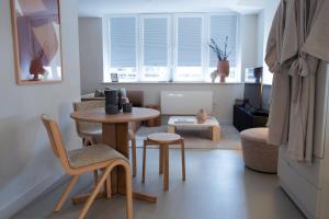 a living room with a small table and chairs at LIVINGWAY Roco in Liverpool