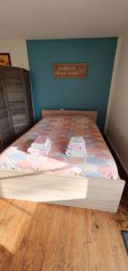 ein Bett mit zwei Handtüchern darauf in einem Schlafzimmer in der Unterkunft Studio cosy de Rochavelle in Chiché