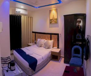 - une chambre avec un lit, un bureau et une chaise dans l'établissement Sharjah Plaza Hotel, à Charjah