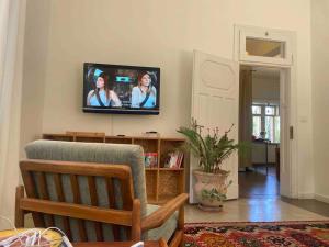 TV a/nebo společenská místnost v ubytování Home in Jerusalem