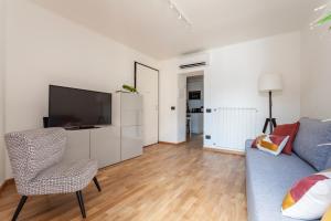 A television and/or entertainment centre at Una finestra sul lago