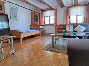 ein Wohnzimmer mit einem Sofa und einem Tisch in der Unterkunft Ferienwohnungen Dürringer in Owingen
