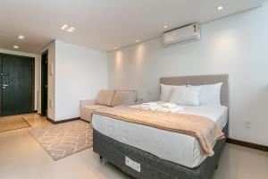 A bed or beds in a room at Vista Mar com Sacada na Agronômica #CA50